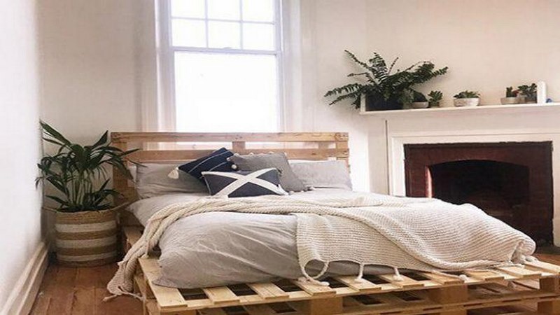 Giường làm từ gỗ nên dễ chịu sự tấn công của mối mọt và ẩm ướt