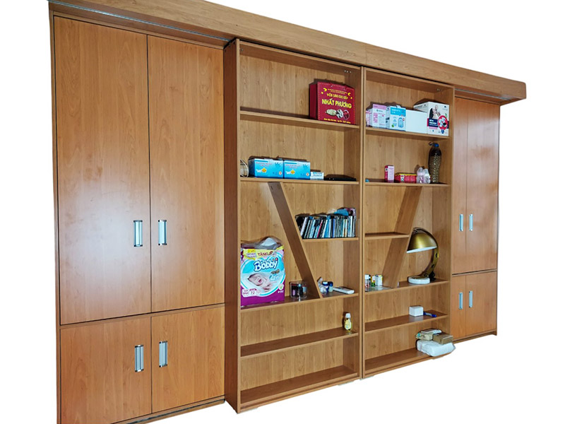 Tủ đa năng màu gỗ sáng tích hợp giường gấp thông minh và kệ sách.