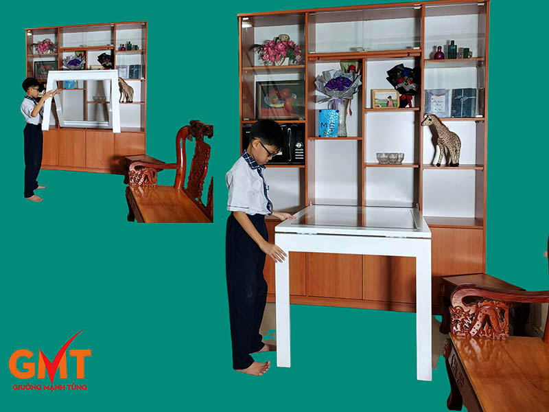 Bé trai mở bàn ăn thông minh gấp gọn tích hợp tủ kệ.