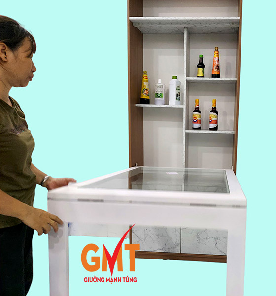 Người phụ nữ sử dụng bàn ăn thông minh gấp gọn kết hợp tủ chứa đồ